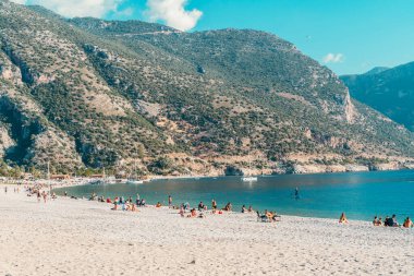 Oludeniz plajı mavi gölü. Turistlerle dolu bir Türk tatil beldesinde Akdeniz plajı. Yaz, tatil, seyahat. Yüksek kalite fotoğraf
