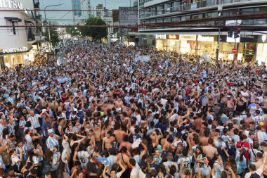 Buenos Aires, Arjantin - 9 Aralık 2022: Mutlu Arjantinli futbol taraftarları Katar 2022 FIFA Dünya Kupası 'nda bir futbol karşılaşmasını kutladılar. Yüksek kalite fotoğraf