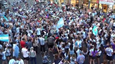 Buenos Aires, Arjantin - 9 Aralık 2022: Mutlu Arjantinli futbol taraftarları Katar 2022 FIFA Dünya Kupası 'nda bir futbol karşılaşmasını kutladılar. Yüksek kalite 4k görüntü