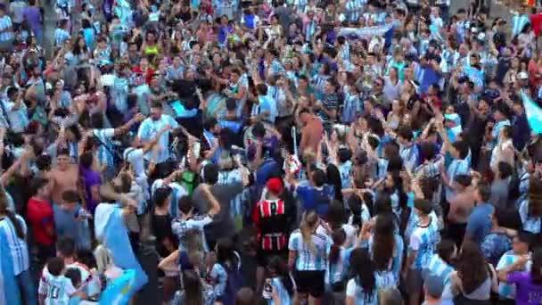 阿根廷布宜诺斯艾利斯 2022年12月9日 快乐的阿根廷足球迷庆祝卡塔尔2022年世界杯足球赛的胜利 高质量的4K镜头 — 图库视频影像