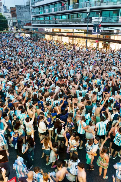 Buenos Aires Argentina Prosince2022 Šťastní Argentinští Fotbaloví Fanoušci Slaví Vítězství — Stock fotografie