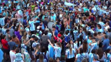 Buenos Aires, Arjantin - 9 Aralık 2022: Mutlu Arjantinli futbol taraftarları Katar 2022 FIFA Dünya Kupası 'nda bir futbol karşılaşmasını kutladılar. Yüksek kalite 4k görüntü