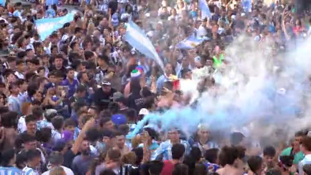 阿根廷布宜诺斯艾利斯 2022年12月13日 快乐的阿根廷足球迷庆祝卡塔尔2022年世界杯足球赛的胜利 高质量的4K镜头 — 图库视频影像