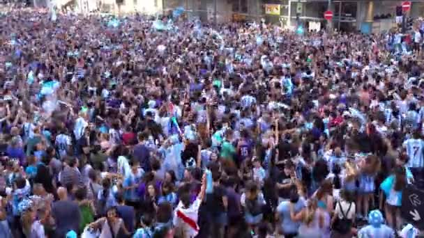 阿根廷布宜诺斯艾利斯 2022年12月13日 快乐的阿根廷足球迷庆祝卡塔尔2022年世界杯足球赛的胜利 高质量的4K镜头 — 图库视频影像