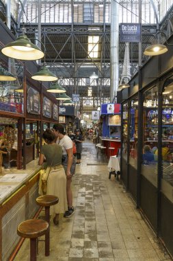 Buenos Aires, Arjantin - 16 Aralık 2022: San Telmo pazarı, Buenos Aires. San Telmo 'nun orta kesimindeki eski ünlü turist yiyecek ve antika pazarında. Turistin manzarası ve mimarisi
