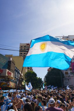 Buenos Aires, Arjantin - 18 Aralık 2022: Mutlu Arjantinli futbol taraftarları Katar 2022 FIFA Dünya Kupası 'nda final maçını kutladılar. Yüksek kalite fotoğraf