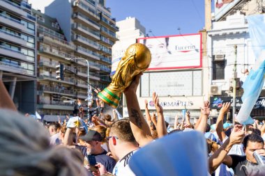 Buenos Aires, Arjantin - 18 Aralık 2022: Mutlu Arjantinli futbol taraftarları Katar 2022 FIFA Dünya Kupası 'nda final maçını kutladılar. Yüksek kalite fotoğraf