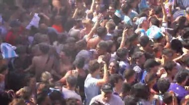 Buenos Aires, Arjantin - 13 Aralık 2022: Mutlu Arjantinli futbol taraftarları Katar 2022 FIFA Dünya Kupası 'nda bir futbol karşılaşmasını kutladılar. Yüksek kalite 4k görüntü