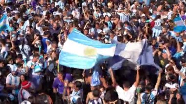 Buenos Aires, Arjantin - 18 Aralık 2022: Mutlu Arjantinli futbol taraftarları Katar 2022 FIFA Dünya Kupası 'nda final maçını kutladılar. Yüksek kalite 4k görüntü