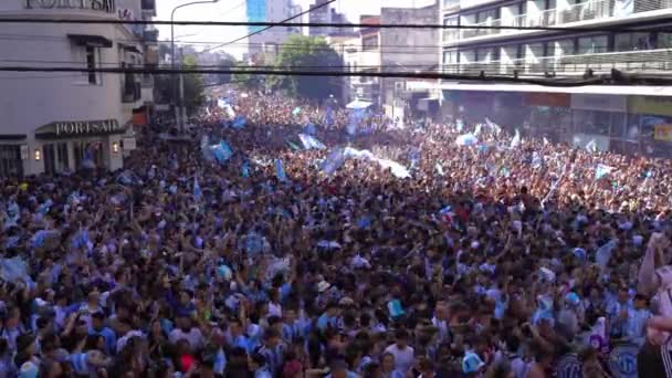 阿根廷布宜诺斯艾利斯 2022年12月18日 快乐的阿根廷足球迷庆祝卡塔尔2022年世界杯足球赛的最后一场胜利 高质量的4K镜头 — 图库视频影像
