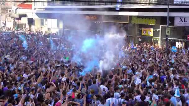 阿根廷布宜诺斯艾利斯 2022年12月18日 快乐的阿根廷足球迷庆祝2022年卡塔尔世界杯足球赛的最后胜利 高质量的4K镜头 — 图库视频影像