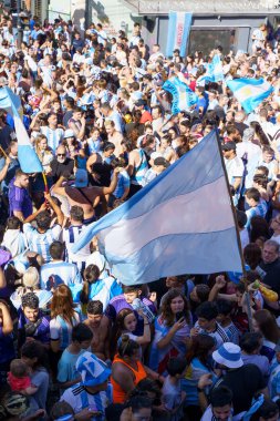 Buenos Aires, Arjantin - 18 Aralık 2022: Mutlu Arjantinli futbol taraftarları Katar 2022 FIFA Dünya Kupası 'nda final maçını kutladılar. Yüksek kalite fotoğraf