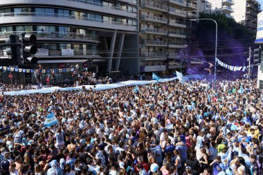 Buenos Aires, Arjantin - 20 Aralık 2022: Mutlu Arjantinli futbol taraftarları Katar 2022 FIFA Dünya Kupası 'nda final maçını kutladılar. Yüksek kalite fotoğraf