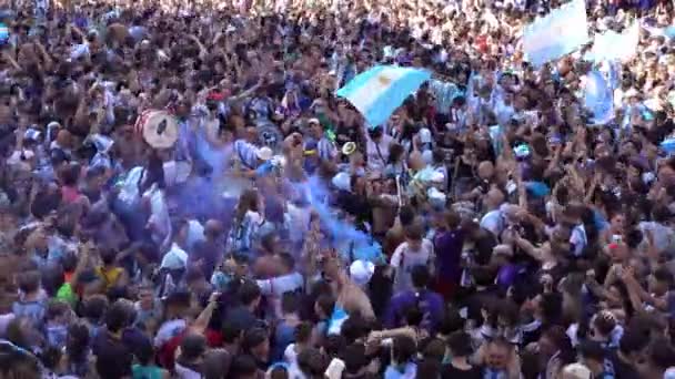 阿根廷布宜诺斯艾利斯 2022年12月20日 快乐的阿根廷球迷庆祝卡塔尔2022年世界杯足球赛的最后一场胜利 高质量的4K镜头 — 图库视频影像