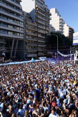 Buenos Aires, Arjantin - 20 Aralık 2022: Mutlu Arjantinli futbol taraftarları Katar 2022 FIFA Dünya Kupası 'nda final maçını kutladılar. Yüksek kalite fotoğraf
