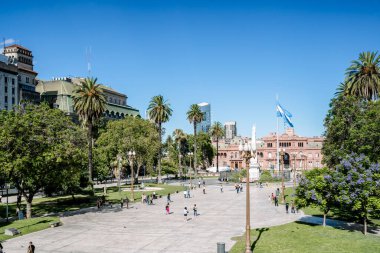 Buenos Koç 'taki Plaza de Mayo. Buenos Aires 'teki merkez meydanında yazın başkanlık sarayının yanında Arjantin bayrağı olacak. Arjantin 'de cazibe, seyahat ve turizm. Yüksek kalite fotoğraf