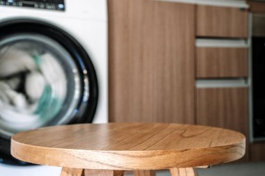 Çamaşır odası masa arkaplanı. Ürün olarak ahşap masa sergisi olan bulanık ev çamaşırhanesi. Yüksek kalite fotoğraf