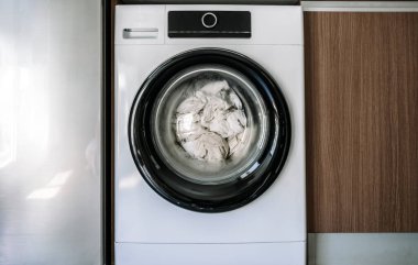 Çamaşırhanenin iç tarafında çamaşır makinası var. Ev işi ve temizlik konsepti. Yüksek kalite fotoğraf