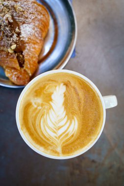 Kafedeki bir masada bir fincan cappuccino kahvesi. Sabahları kahvaltıda seramik bardakta sıcak kahve içerim. Yüksek kalite fotoğraf