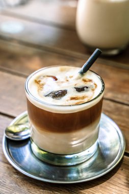 Cafe masasının üzerinde sütlü soğuk kahve. Yaz buzlu içecekleri. Yüksek kalite fotoğraf