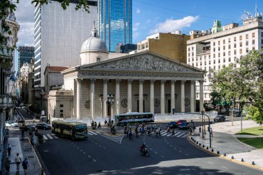 Buenos Aires, Arjantin - 2 Ocak 2023: Buenos Aires 'in orta kesiminde toplu taşıma ve trafik yoğun bir cadde. Sokak hayatı, şehir konsepti. Yüksek kalite fotoğraf
