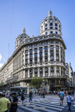 Buenos Aires, Arjantin - 2 Ocak 2023: Buenos Aires 'in orta kesiminde toplu taşıma ve trafik yoğun bir cadde. Sokak hayatı, şehir konsepti. Yüksek kalite fotoğraf