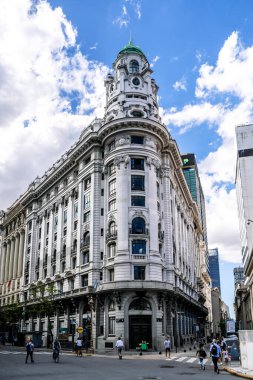 Buenos Aires, Arjantin - 2 Ocak 2023: Buenos Aires 'in orta kesiminde toplu taşıma ve trafik yoğun bir cadde. Sokak hayatı, şehir konsepti. Yüksek kalite fotoğraf
