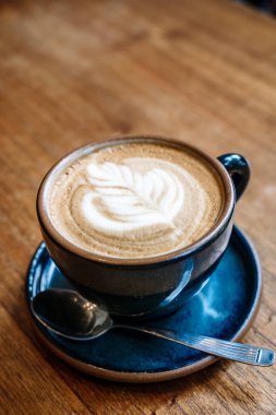 Kafedeki bir masada bir fincan cappuccino kahvesi. Sabahları kahvaltıda seramik bardakta sıcak kahve içerim. Yüksek kalite fotoğraf