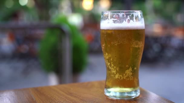 Μπύρα Ποτήρι Στο Βάθος Του Δρόμου Τραπέζι Μπυραρία Χρυσό Και — Αρχείο Βίντεο