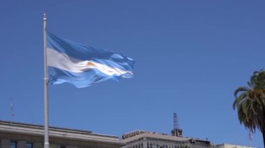 Buenos Ares 'te mavi gökyüzüne karşı Arjantin bayrağı. Arjantin 'in ulusal mavi ve beyaz bayrağı. Yüksek kaliteli FullHD görüntüler