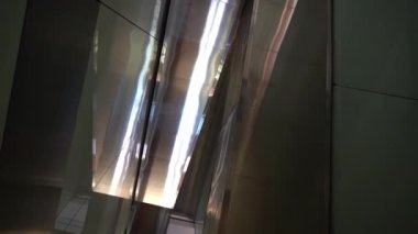 Beton, metal ve camdan yapılmış modern bir binanın mimari tasarımı. Hareket arka planında mimari soyutlama. Yüksek kaliteli FullHD görüntüler