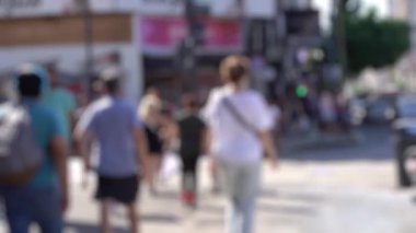 Bulanık geçmişi olan insanlarla dolu bir şehir caddesi. Toplum, şehir hayatı, seyahat konsepti. Yüksek kaliteli FullHD görüntüler