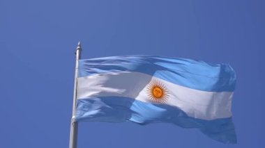 Buenos Ares 'te mavi gökyüzüne karşı Arjantin bayrağı. Arjantin 'in ulusal mavi ve beyaz bayrağı. Yüksek kaliteli FullHD görüntüler