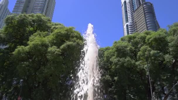Fountain Water Jet Summer City Park Clear Stream Water Sky — Stock Video