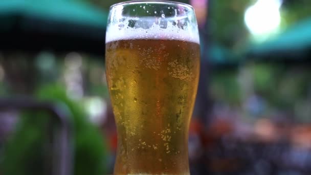 Μπύρα Ποτήρι Στο Βάθος Του Δρόμου Τραπέζι Μπυραρία Χρυσό Και — Αρχείο Βίντεο