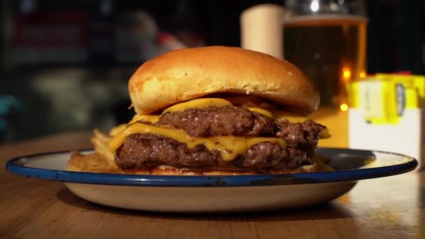 Cheeseburger Mięsem Wołowym Talerzu Restauracji Szybkiej Obsługi Kuchni Amerykańskiej Jedzenie — Wideo stockowe