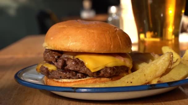 Ostburgare Med Nötkött Tallrik Snabbmatsrestaurang Amerikanskt Kök Mat Smak Kött — Stockvideo