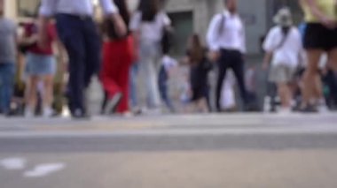 Bulanık geçmişi olan insanlarla dolu bir şehir caddesi. Toplum, şehir hayatı, seyahat konsepti. Yüksek kaliteli FullHD görüntüler