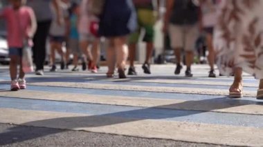 Bulanık geçmişi olan insanlarla dolu bir şehir caddesi. Toplum, şehir hayatı, seyahat konsepti. Yüksek kaliteli FullHD görüntüler