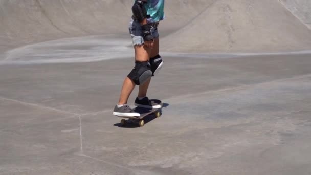 スケートボードの女性 ボードに乗ってスケートパークでアウトドアスポーツ女性 ライフスタイル スポーツ 都市概念 高品質のフルHd映像 — ストック動画
