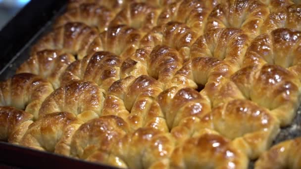 Mini Croissanty Pečivo Pultu Cukrárny Pekárny Jídlo Zákusky Vysoce Kvalitní — Stock video