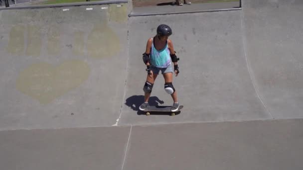 Mulher Num Skate Mulher Esportes Livre Parque Skate Montando Uma — Vídeo de Stock