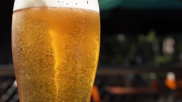 Пиво Склянці Фоні Вулиці Стіл Пивному Барі Золотим Бульбашковим Алкогольним — стокове відео