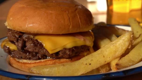 Cheeseburger Carne Vită Farfurie Într Restaurant Fast Food Din Bucătăria — Videoclip de stoc