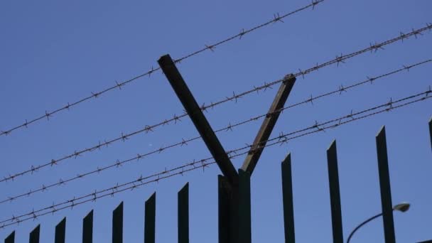 空に対して有刺鉄線でフェンス 刑務所の概念 高品質のフルHd映像 — ストック動画