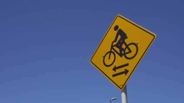 Parkta Gökyüzüne Karşı Bisiklet Yolu Tabelası Yüksek Kaliteli Fullhd Görüntüler — Stok video