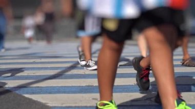 Bulanık geçmişi olan insanlarla dolu bir şehir caddesi. Toplum, şehir hayatı, seyahat konsepti. Yüksek kaliteli FullHD görüntüler