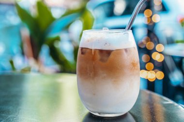 Cafe masasının üzerinde sütlü soğuk kahve. Yaz buzlu içecekleri. Yüksek kalite fotoğraf