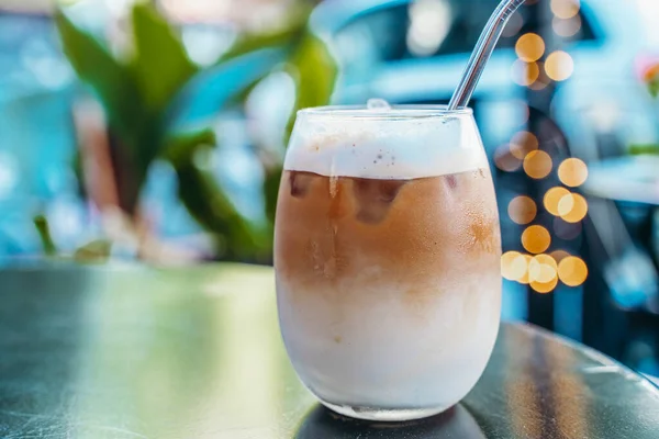 Kopi Latte Dingin Dengan Susu Gelas Meja Kafe Kota Musim — Stok Foto