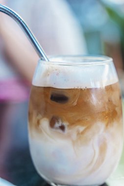 Cafe masasının üzerinde sütlü soğuk kahve. Yaz buzlu içecekleri. Yüksek kalite fotoğraf